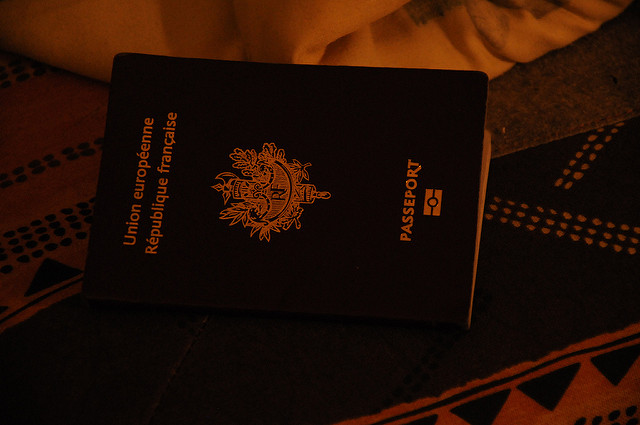 Passeport français (Crédits : Steven Jambot, licence CC-BY-NC-SA 2.0), via Flickr.