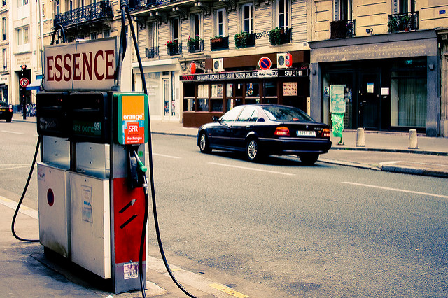 Des pompes à essence à Paris. Sur le long terme le prix de l'essence en France baisse