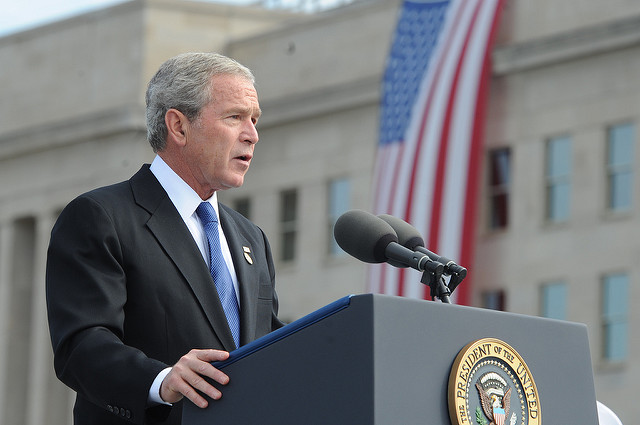 President GW Bush visits Pentagon crédits US army (CC BY 2.0)