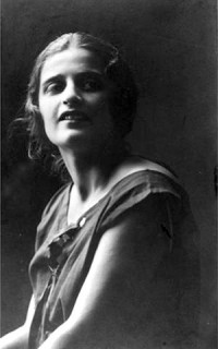 Ayn Rand en 1925, photo de son passeport soviétique