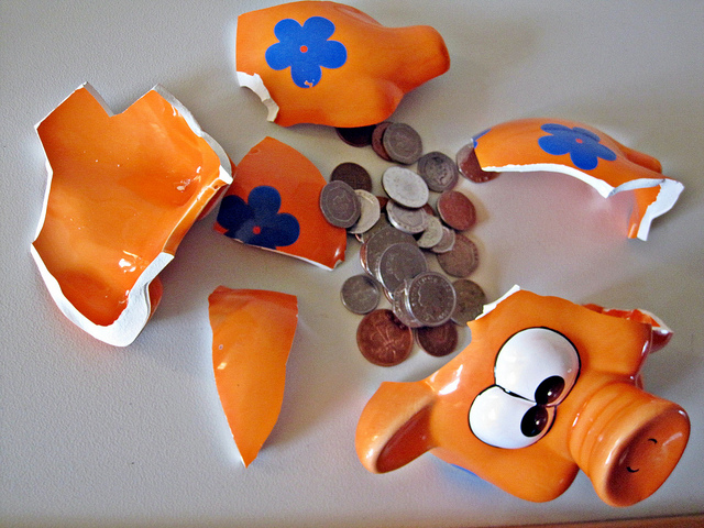Images Money-broken piggy bank(CC BY 2.0)