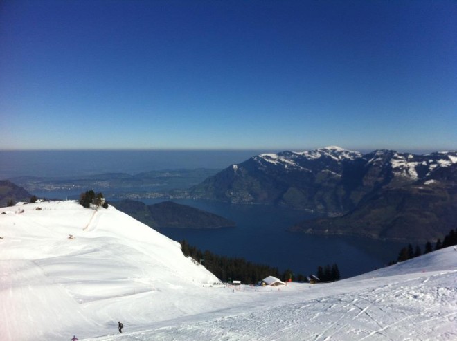 Vue du lac des quatre cantons (Vierwaldstättersee ou lac de Lucerne) et de la montagne du Rigi. Tous droits réservés.