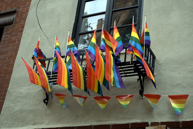 Homage to the Victims of Orlando by The All-Nite Images(CC BY-SA 2.0)