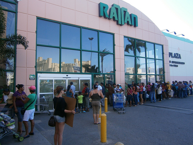 People line in Venezuela by Wilfredorrh-CC BY-NC-ND 2.0
