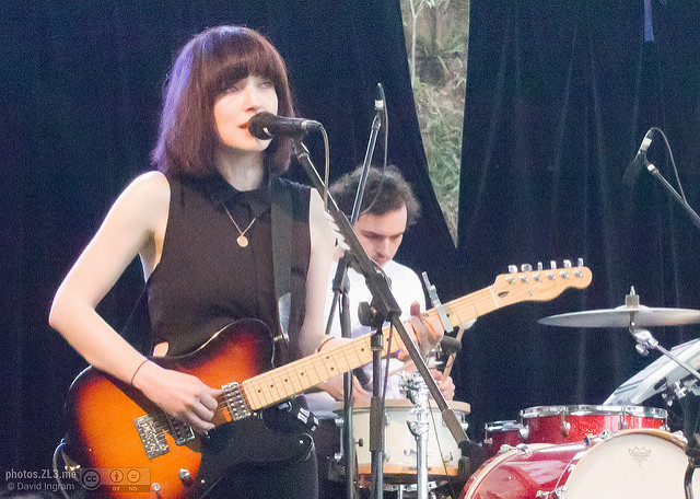 Elena Tonra from Daughter in 2014 by dingram_kiwi(CC BY-ND 2.0)