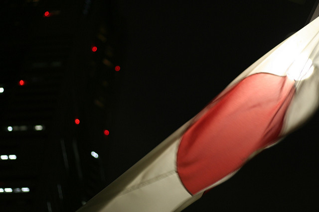 Japon catastrophe annoncée-Japanese flag by Lloyd Morgan (CC BY-SA 2.0)