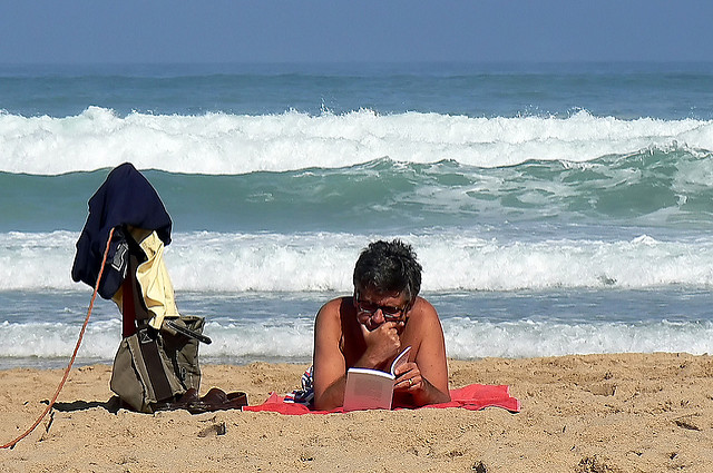 Lire Tocqueville sur la plage by Christine Vaufrey(CC BY-NC 2.0)