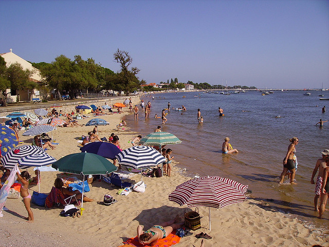 Burkini : cadeau empoisonné pour Hollande- Sun tanning by JPC24M(CC BY-SA 2.0)