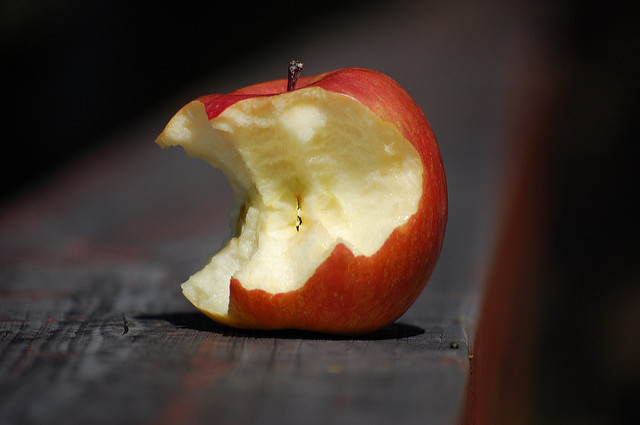 Message à la communauté Apple-Half-eaten apple by Filosoph(CC BY-NC 2.0)
