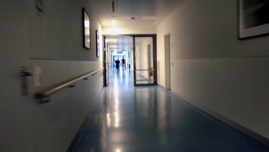 Couloir d’hôpital : le système de santé suisse est-il idéal ?