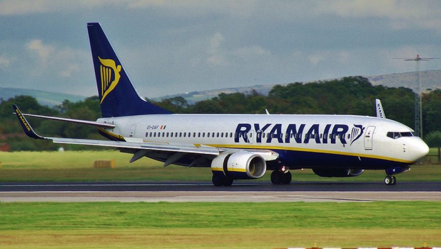 Avion Ryanair (Crédits Paulsimaging, licence Creative Commons)