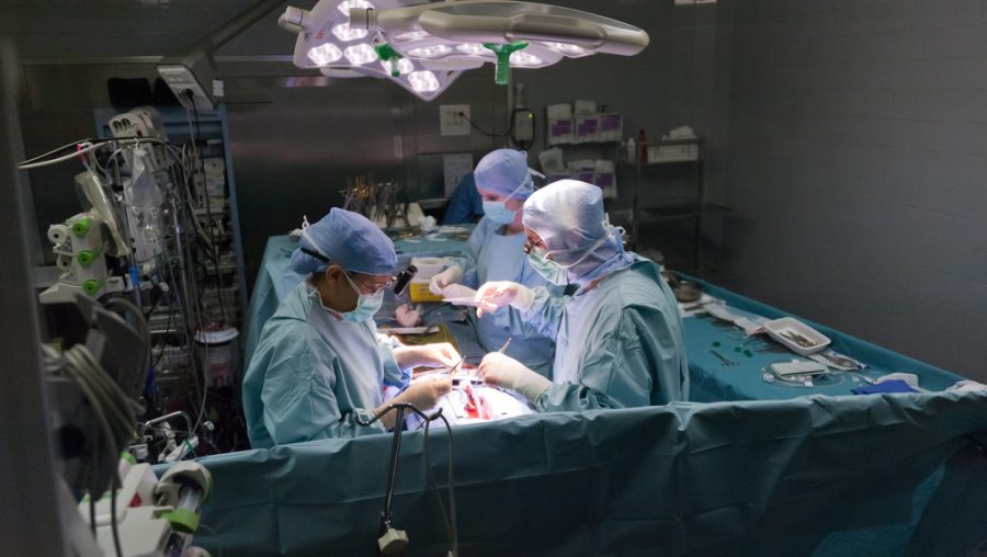 Etatisation santé Etat Chirurgie salle d'opérations (Crédits CG94 photos, licence Creative Commons)