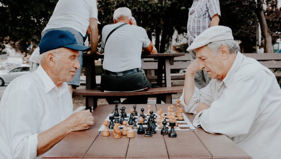retraités qui jouent aux échecs