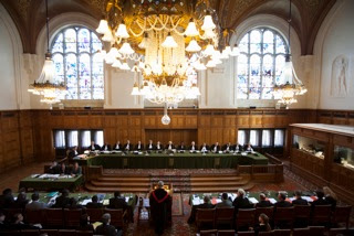 « La guerre du droit », entre mondialisation et isolationnisme