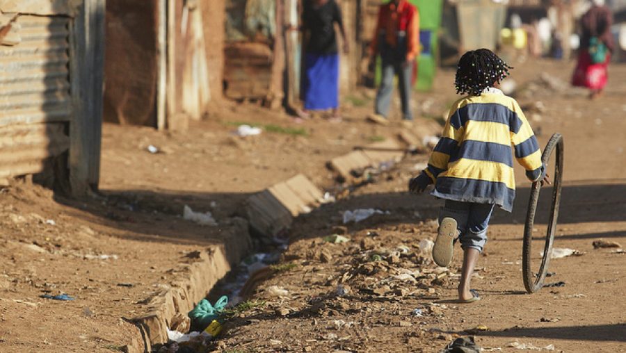 Fillette dans un bidonville à Nairobi Kenya (Crédits Gates Foundation licence Creative Commons)
