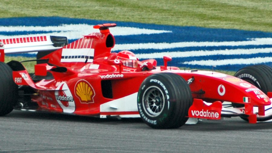 Michael Schumacher au volant d'une formule 1 Ferrari en 2005 (Crédits : Rdsmith4, licence Creative Commons)