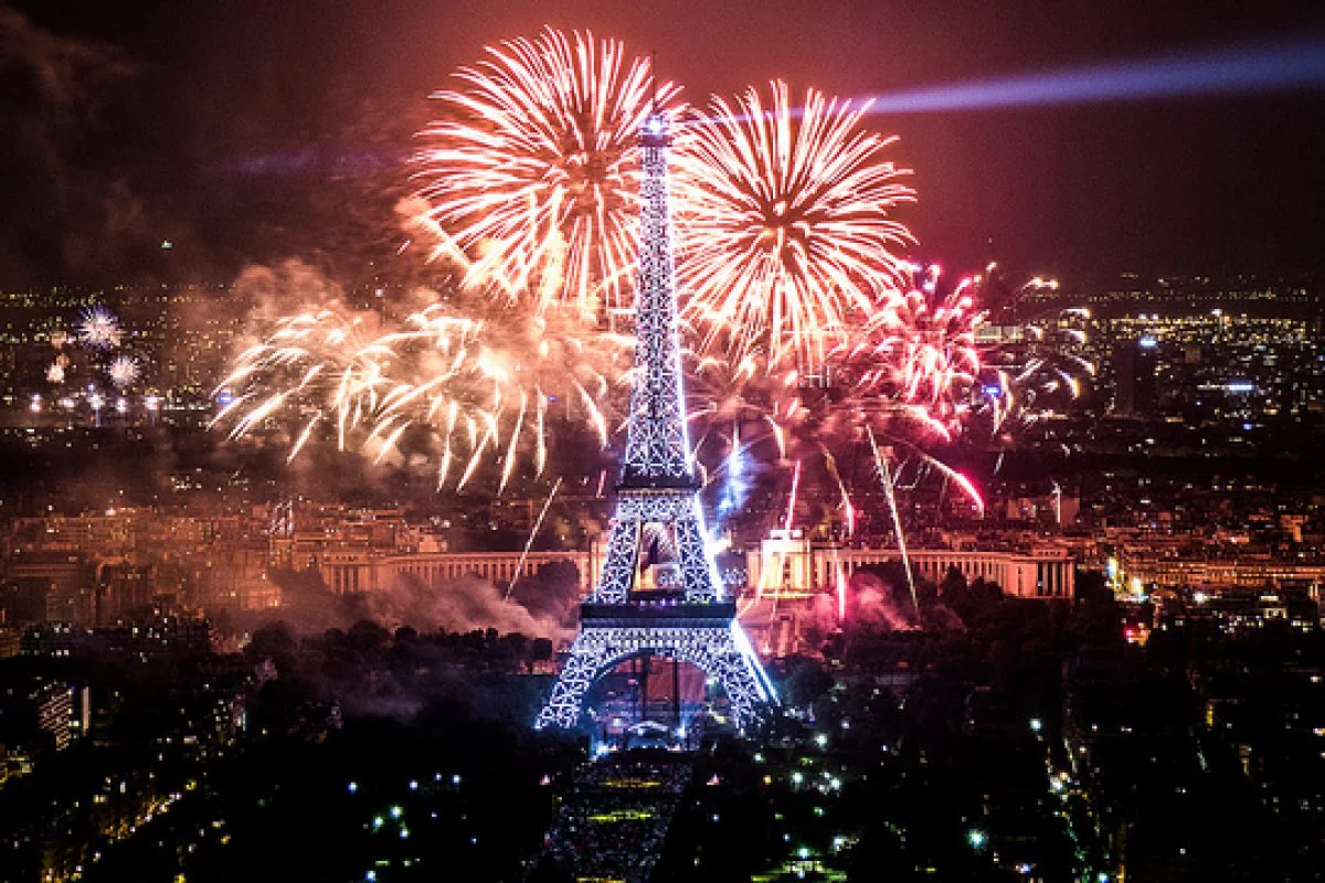 L'IMAGE. Une deuxième tour Eiffel érigée à Paris