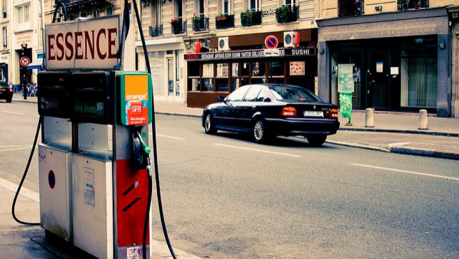 Des pompes à essence à Paris. Sur le long terme le prix de l'essence en France baisse