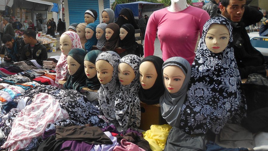 Vente de voiles islamiques sur le marché de Tunis