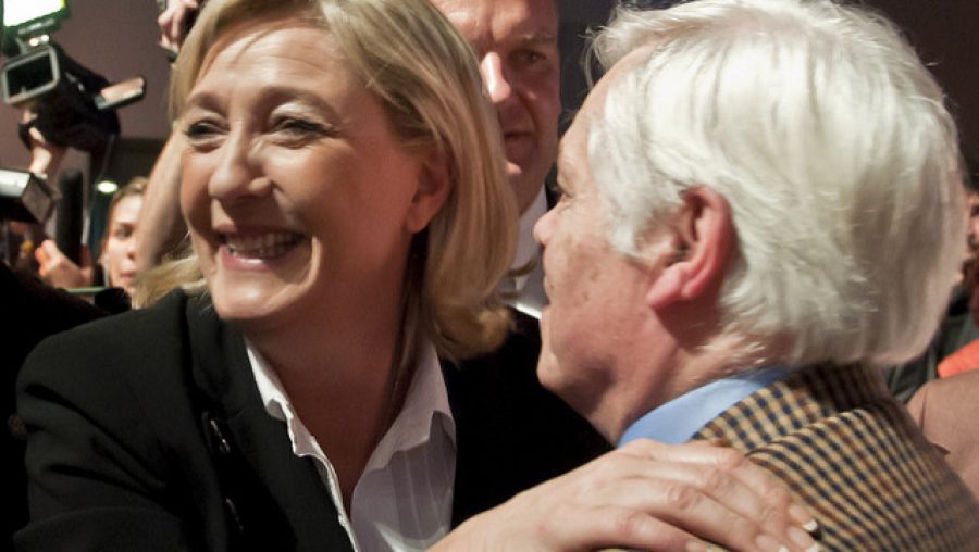 Marine Le Pen du RN sourit