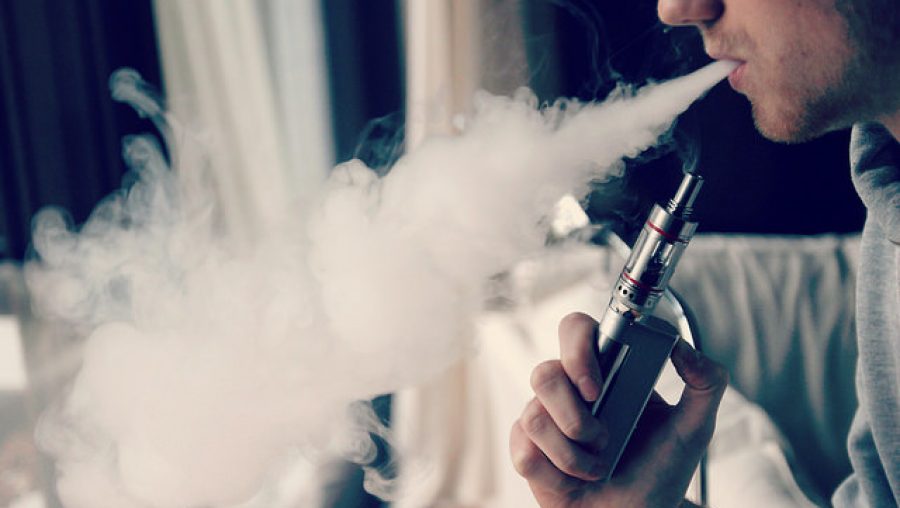 Les ados fument moins grâce à l'e-cigarette