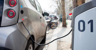 voiture électrique en train d'être rechargée