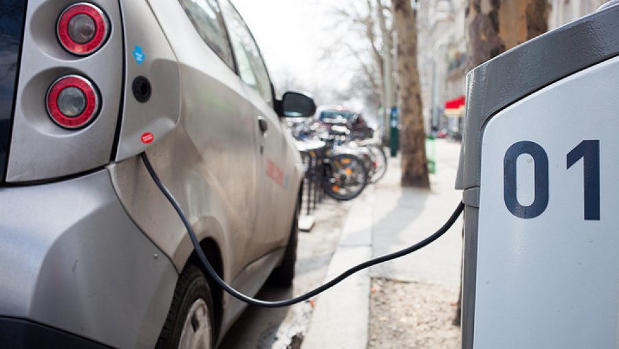 voiture électrique en train d'être rechargée