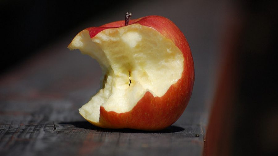 Half-eaten apple by Filosoph(CC BY-NC 2.0)