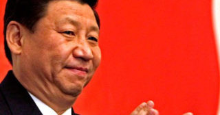 Photo du vice-président chinois devant un drapeau rouge