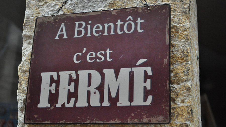 Ecriteau sur lequel est marqué "A bientôt c'est fermé"