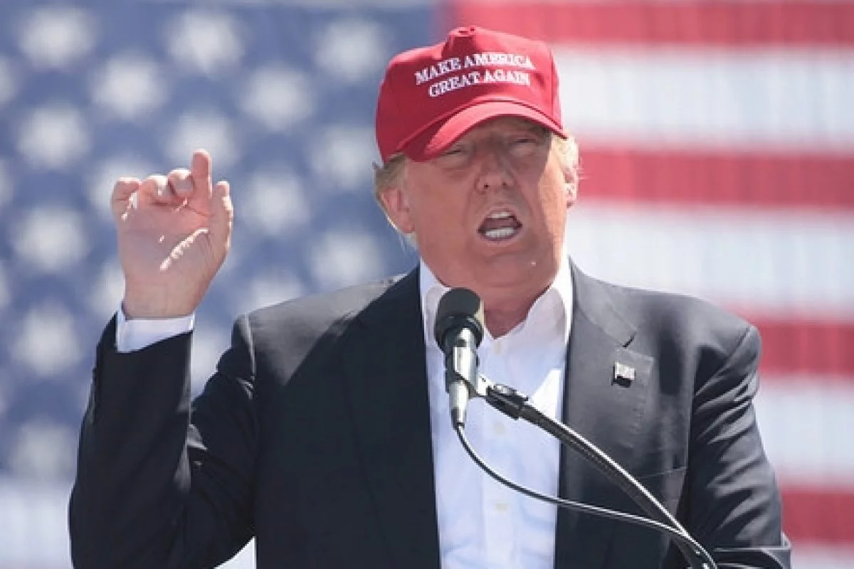 Déçus par Trump, ils brûlent leurs casquettes «Make America Great