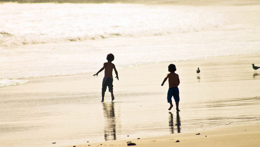 Enfants sur une plage