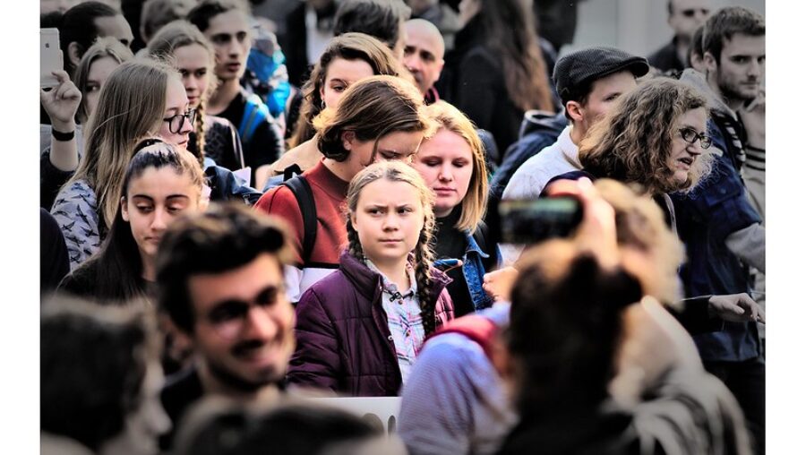 photo de Greta Thunberg au milieu d'une foule