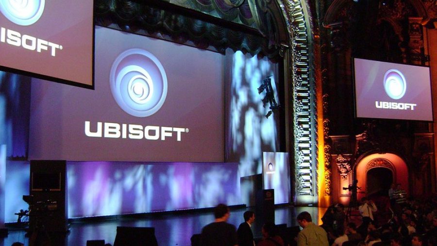 Foule assemblée devant un panneau affichant "Ubisoft"
