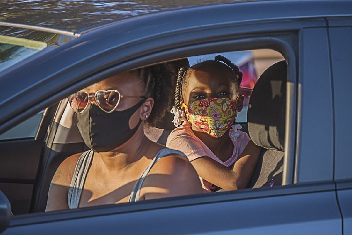Accrocher votre masque au rétroviseur de votre voiture pourrait être  dangereux - La Libre