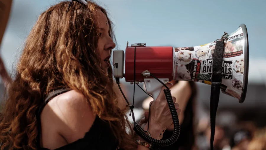 fille avec mégaphone populisme pénal cancel culture universités