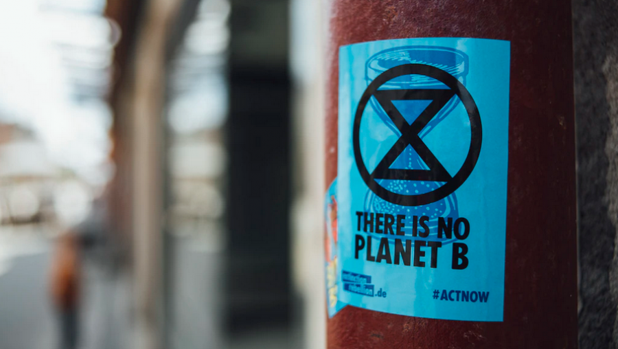 Affiche sur laquelle est marqué : "there is no planet B"