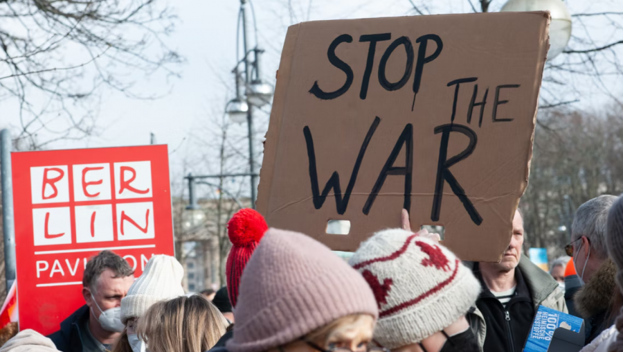 photo de manifestants opposés à la guerre en Ukraine