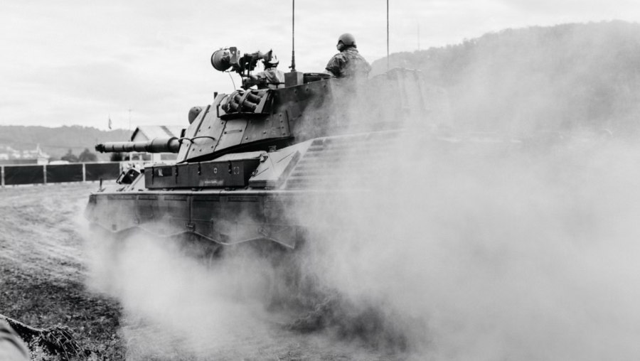 Photo d'un soldat sur un tank