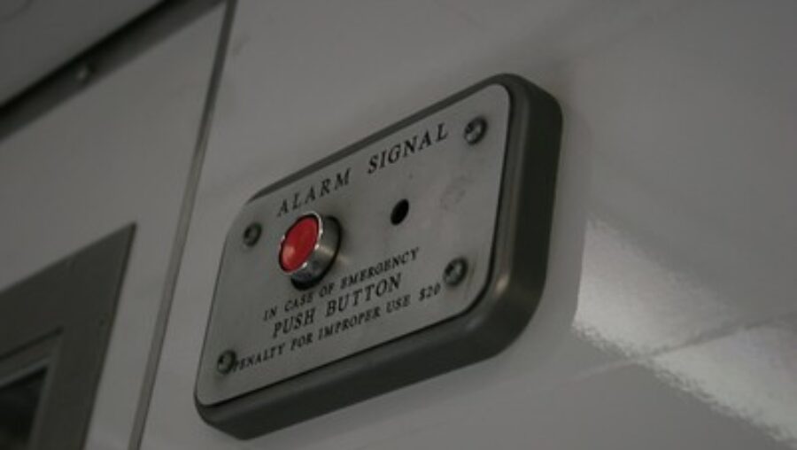 Photo d'un bouton de signal d'alarme en cas de d'urgence (crise)