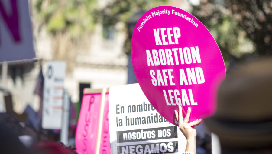 Dans le cadre d'une manifestation, pancarte sur laquelle est marquée : "keep abortion safe and legal"