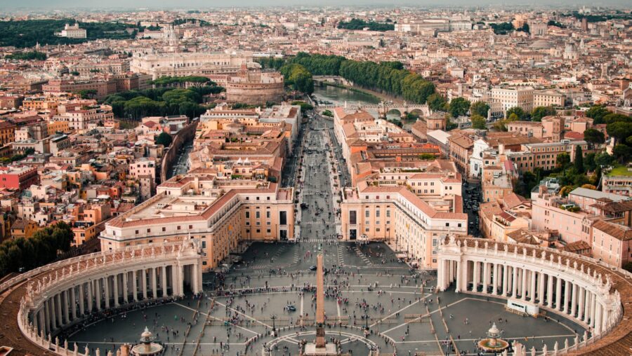 Vue panoramique sur la place Saint-Pierre et la ville de Rome
