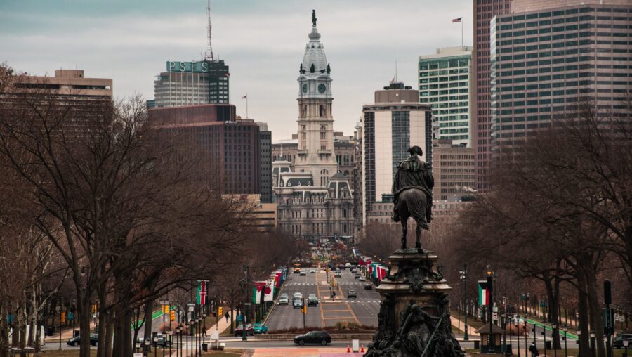 une prise de vue de l'Hôtel de Ville depuis les marches de Rocky au Musée d'Art de Philadelphie