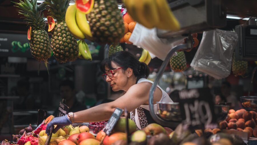 Vendeuse de fruits devant ses étalages