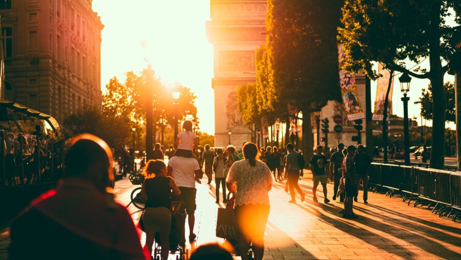 photo de passants marchant vers des arbres