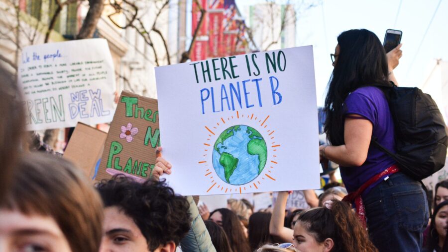 Manifestants dont l'un tient une pancarte : "there is no planet B"