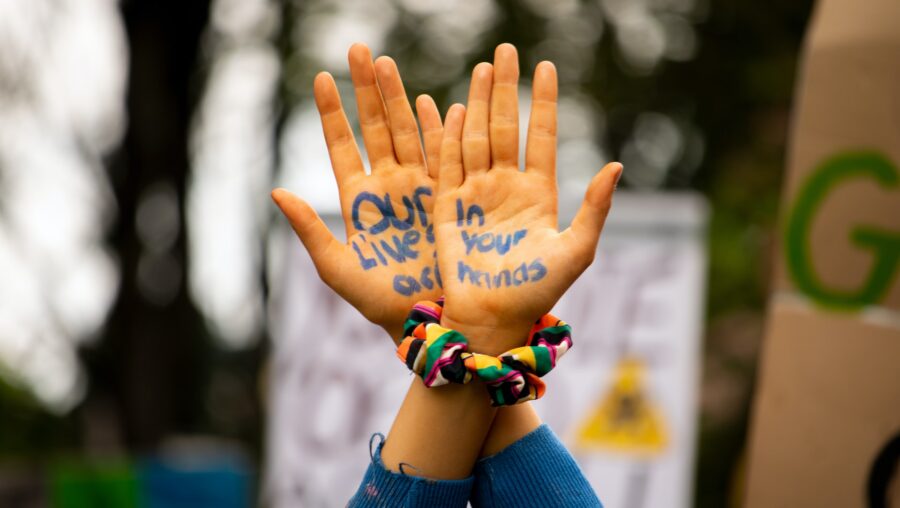 Deux mains sur lesquelles est écrit "our lives are in our hands"
