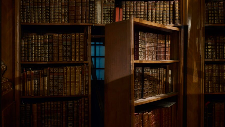 une porte secrète dans une bibliothèque