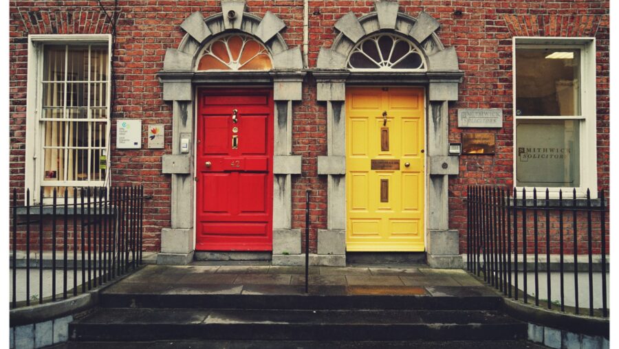 une porte rouge et une porte jaune