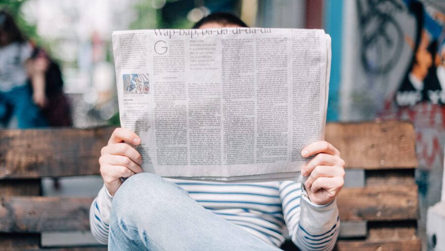 personne lisant un journal